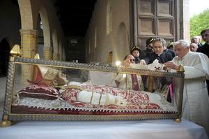Pope St Celestine V with Benedict.jpg